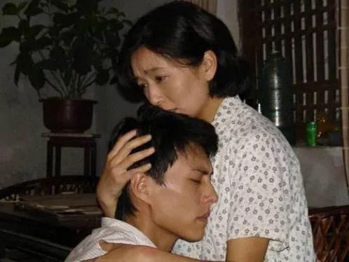 靳东在剧中一直是一个成熟男人的典范,俩段情感的女方都是2婚