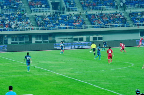 中国足球和新加坡足球比赛 