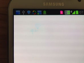 手机屏幕上出现淡蓝色斑块,请问是由于什么原因造成的 