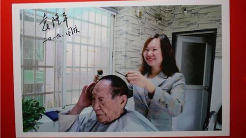袁隆平在海南生病,长沙一位理发师,为何乘坐飞机前去为他理发
