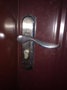 这种一般的压把锁怎么开或者拆卸 现在转动钥匙锁舌不动了,屋里面的人已经把面板拆了 