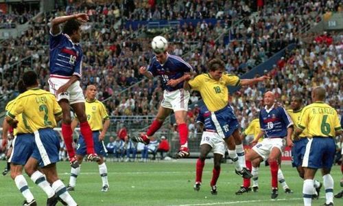 有了齐达内的法国队,在那届世界杯,击败了最强阵容的巴西队