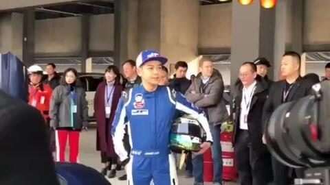 中国选手林志颖在最后一个弯道甩飘战胜日本选手