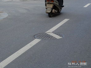 桂林马路上错位的交通标志线 