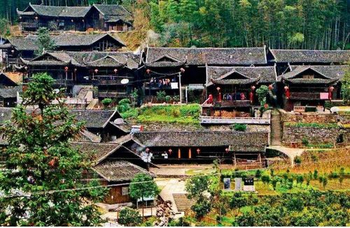吊脚楼是中国哪个民族的民居建筑形式