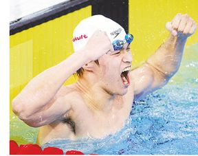 男子1500米自由泳决赛中夺冠并打破亚洲纪录的是谁 