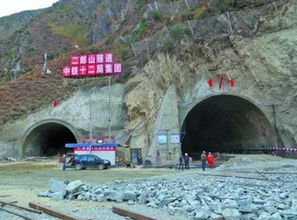 四川泸定县雅康高速二郎山隧道掘进2000米
