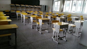 毕业后翻墙进的教室,课桌还是考试时的样子
