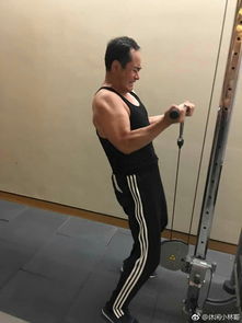 组图 杨幂爸爸夏日酷热仍坚持健身 59岁身材超壮 