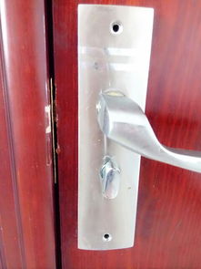 卧室门反锁开锁图解(卧室门锁芯坏了怎么强制开锁)