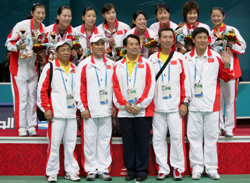 独家图片 卫冕羽毛球女团冠军 队员与教练合影 