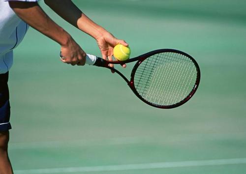 网球正手击球瞬间持拍手是放松的还是用力握紧的