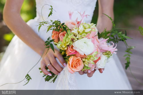 美丽的新娘手拿鲜花高清图片 三