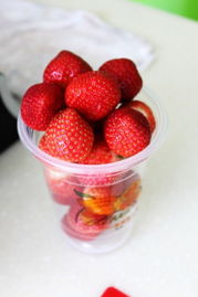 将草莓放在小洞里榨果汁视频(将草莓放在小洞里榨果汁视频讲解)