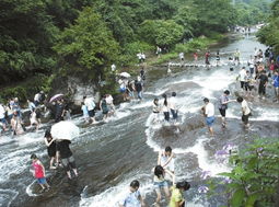 数十万人周边景区玩水避暑 