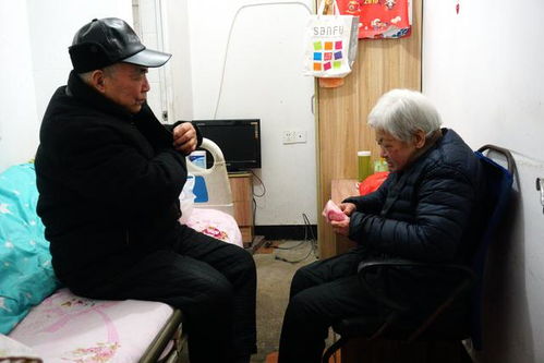 86岁弟弟上养老院,看望91岁老年痴呆姐姐,对话让人崩溃