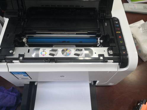 惠普彩色打印机墨盒卡住了 怎么拿出来 在线等 很急 