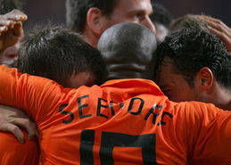 巴斯滕满意中场无奈锋线 称西多夫为荷兰队队长候选人