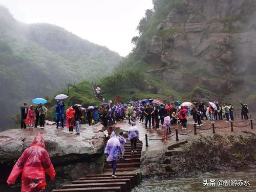 国庆中秋黄金周第三天,贵州遵义赤水迎来旅游高峰